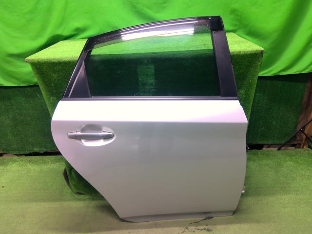 【中古】中古部品 プリウス ZVW35 右ﾘｱﾄﾞｱ 【3310200100-000022522413300】