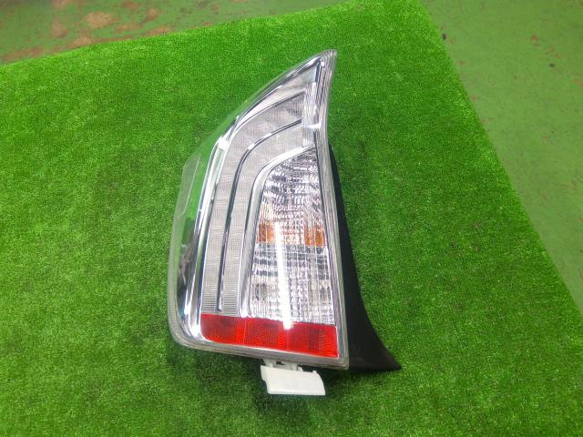 【中古】中古部品 プリウス ZVW35 左ﾃｰﾙﾗﾝﾌﾟ 【3310200100-000022522415600】