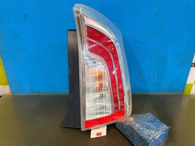 【中古】中古部品 プリウス ZVW30 右ﾃｰﾙﾗﾝﾌﾟ 【3330530100-000005495615500】