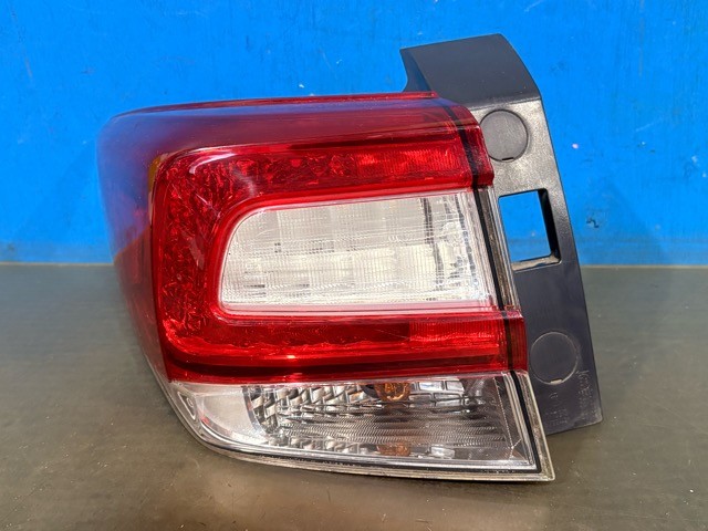 【中古】中古部品 インプレッサ GT6 左ﾃｰﾙﾗﾝﾌﾟ 【3330530100-000005497215600】