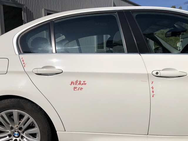 【中古】中古部品 BMW 3シリーズ PH25 右ﾘｱﾄﾞｱ 【3310070100-0000Y0774713300】