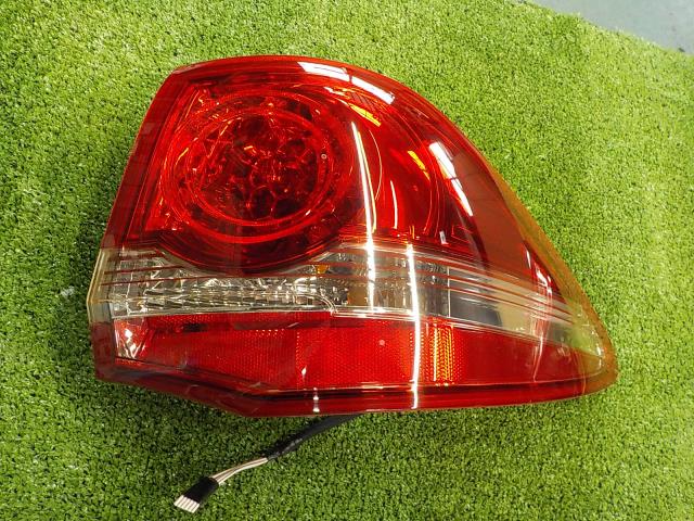 【中古】中古部品 クラウン GRS200 右ﾃｰﾙﾗﾝﾌﾟ 【3260200000-260116000415500】