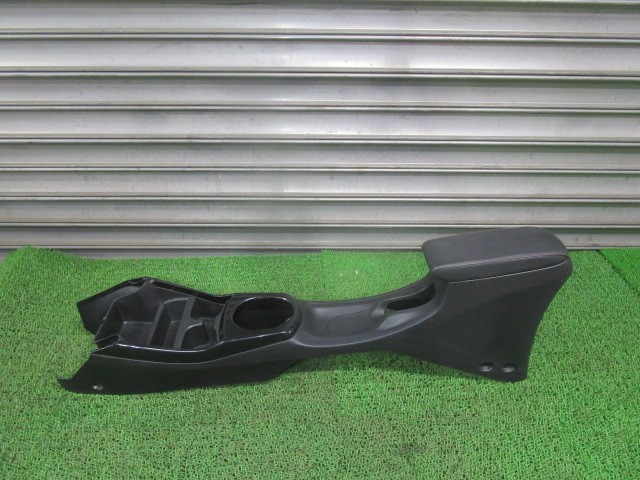 【中古】中古部品 フィットシャトル GP2 ｺﾝｿｰﾙﾎﾞｯｸｽ 【3330540100-251125000877100】｜e-cleマート 8,193円