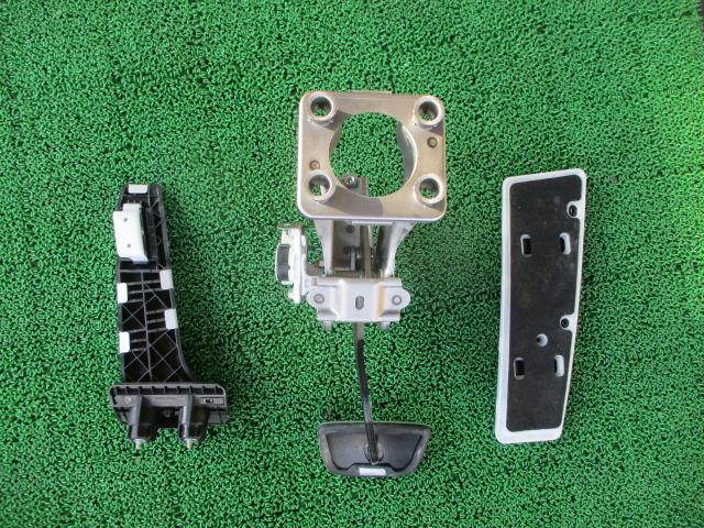 【中古】中古部品 レクサス GS AWL10 ﾍﾟﾀﾞﾙ 【3310190100-000255012077500】