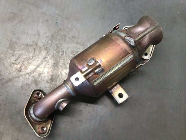 【中古】中古部品 アルト HA37S 触媒 【3330530100-000005498322400】