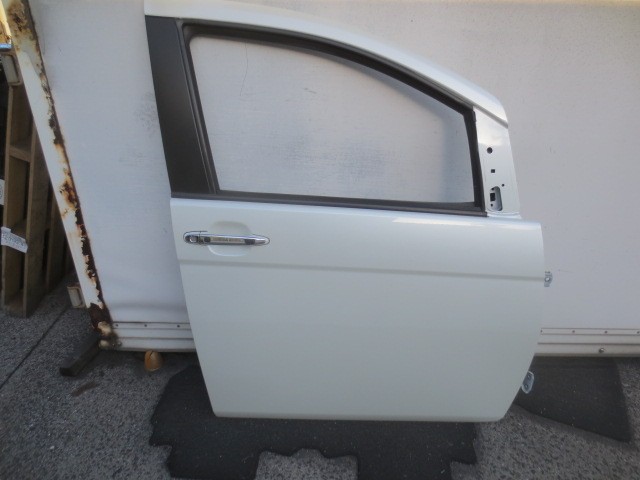 【中古】中古部品 アイシス ZGM11W 右ﾌﾛﾝﾄﾄﾞｱ 【3340240100-202600000113100】