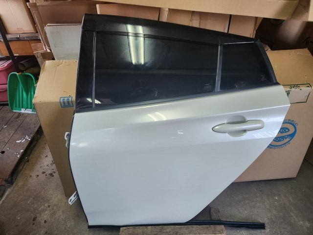 【中古】中古部品 プリウス ZVW55 左ﾘｱﾄﾞｱ 【3330220100-260122000113400】｜e-cleマート