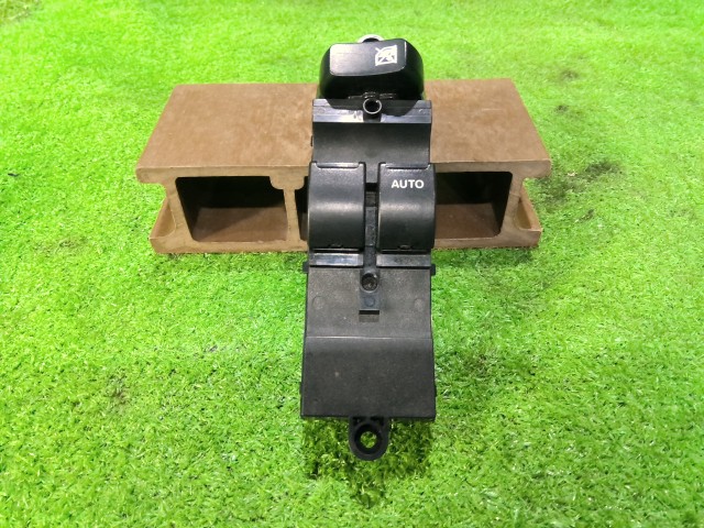 【中古】中古部品 NV100クリッパー DR17V パワーウインドウスイッチ 【3260070000-260121000561900】
