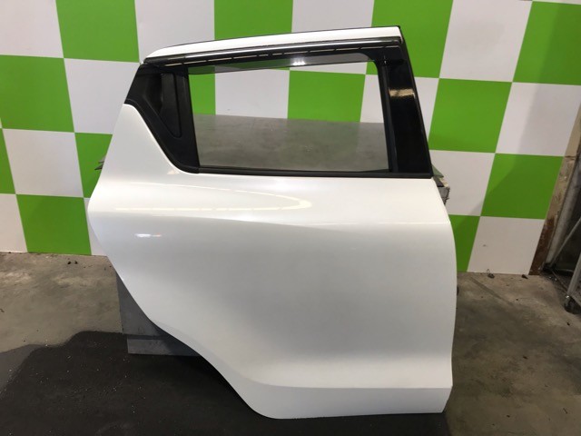 【中古】中古部品 スイフト ZC83S 右ﾘｱﾄﾞｱ 【3330530100-000005500813300】