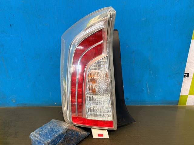 【中古】中古部品 プリウス ZVW30 左ﾃｰﾙﾗﾝﾌﾟ 【3330530100-000005500315600】