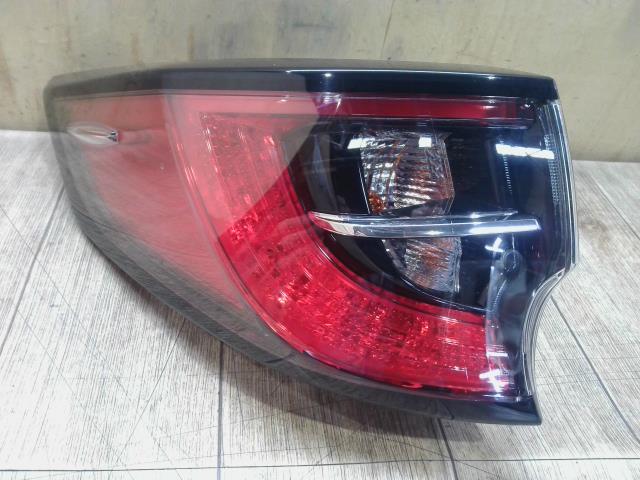 【中古】中古部品 カローラツーリング ZRE212W 左ﾃｰﾙﾗﾝﾌﾟ 【3310390100-260121000715600】