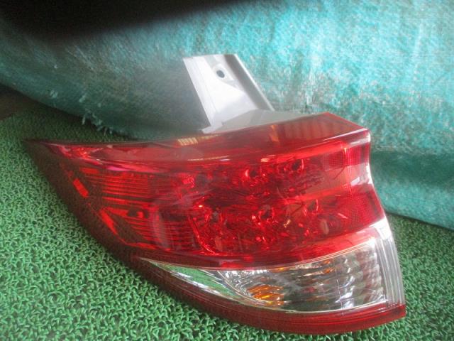 【中古】中古部品 エスティマ ACR50W 左テールランプ 【3500080000-260105000415600】
