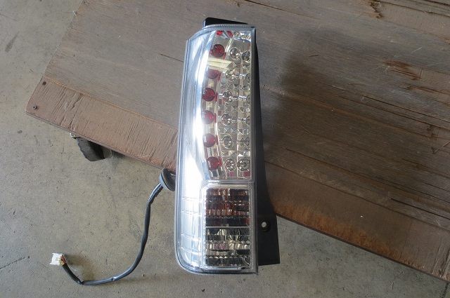 【中古】中古部品 ｅＫワゴン H82W 左ﾃｰﾙﾗﾝﾌﾟ 【3340180100-260127000115600】
