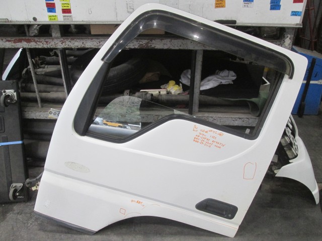 【中古】中古部品 タイタン SYF4T 左ﾌﾛﾝﾄﾄﾞｱ 【3310160100-000004497613200】