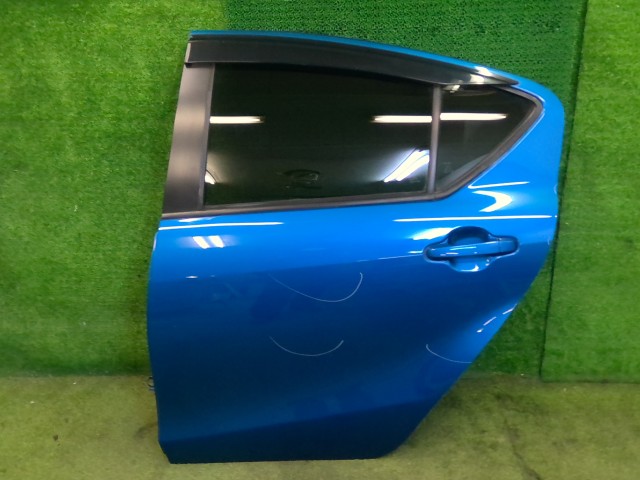 【中古】中古部品 アクア NHP10 左ﾘｱﾄﾞｱ 【3310540000-000026018913400】
