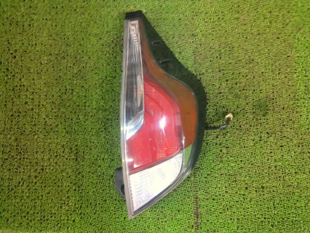 【中古】中古部品 アクア NHP10 右ﾃｰﾙﾗﾝﾌﾟ 【3330540100-251203000915500】
