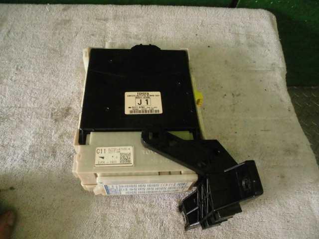 【中古】中古部品 プリウス ZVW30 ﾋｭｰｽﾞﾎﾞｯｸｽ 【3310420000-001449320667800】