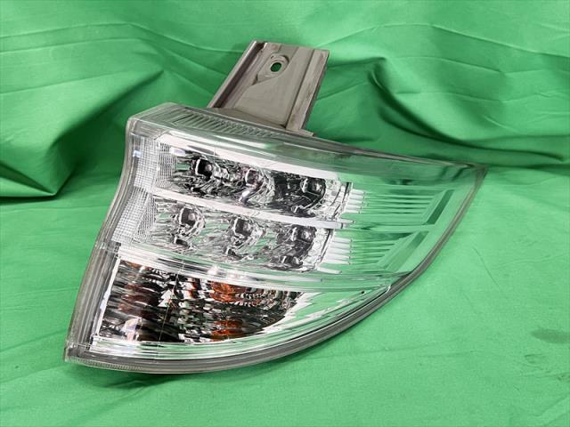 【中古】中古部品 エスティマ AHR20W 右ﾃｰﾙﾗﾝﾌﾟ 【3330240100-002026511715500】