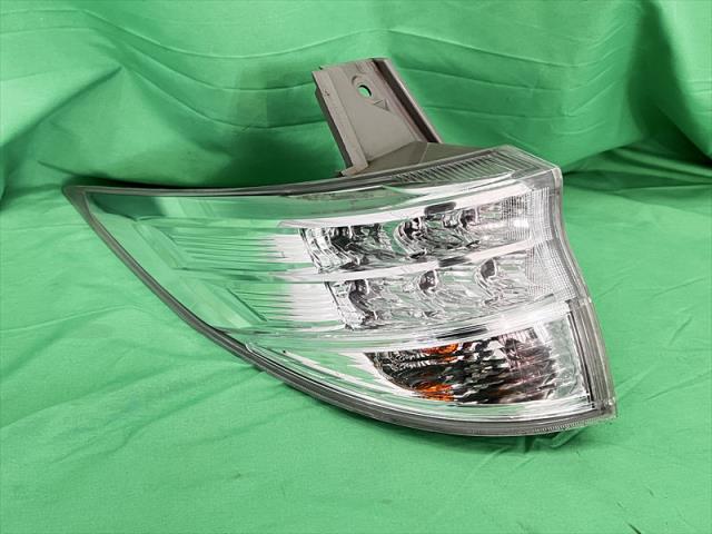 【中古】中古部品 エスティマ AHR20W 左ﾃｰﾙﾗﾝﾌﾟ 【3330240100-002026511715600】