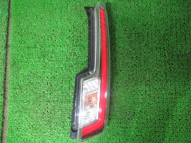 【中古】中古部品 ムーヴ LA160S 右テールランプ 【3330540100-251211000515500】