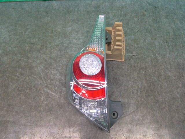 【中古】中古部品 アクア NHP10 左ﾃｰﾙﾗﾝﾌﾟ 【3260310000-260203000415600】