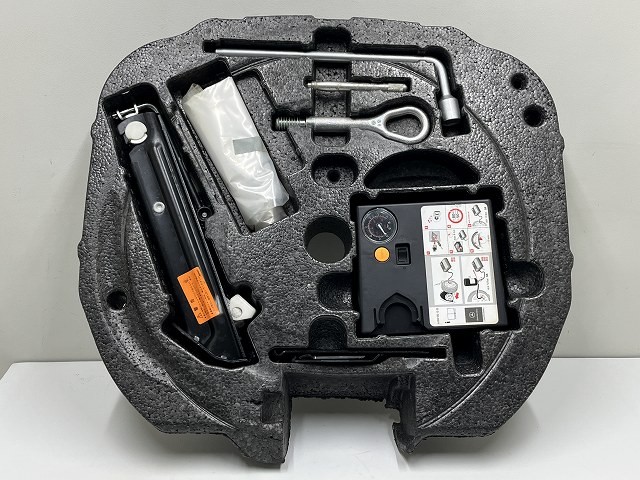 【中古】中古部品 ベンツ SLKクラス 171445 車載工具 【3310070100-0000Y0773077700】