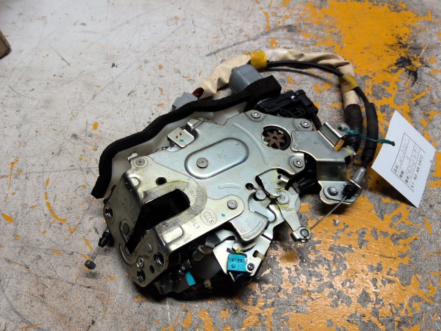 【中古】中古部品 ラウム NCZ20 左ﾘｱｸﾛｰｻﾞｰﾄﾞｱﾓｰﾀｰ 【3310160100-000004493966130】