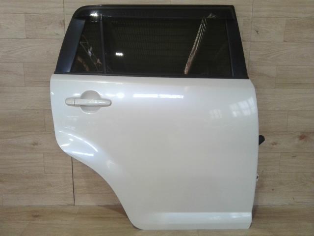【中古】中古部品 カローラルミオン NZE151N 右ﾘｱﾄﾞｱ 【3310390100-260128000113300】