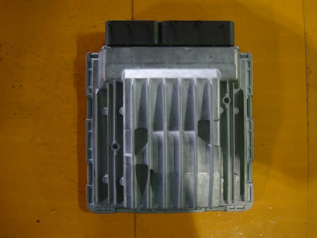 【中古】中古部品 BMW 1シリーズ UE16 ｴﾝｼﾞﾝｺﾝﾋﾟｭｰﾀｰ 【3340220100-000226005263100】