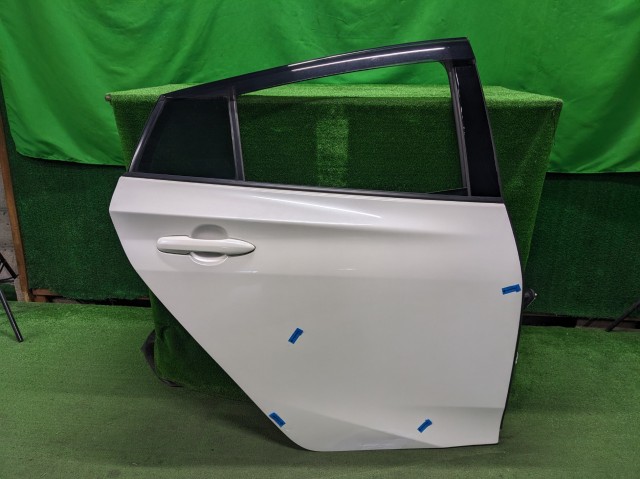 【中古】中古部品 プリウス ZVW55 右ﾘｱﾄﾞｱ 【3310200100-000022444113300】