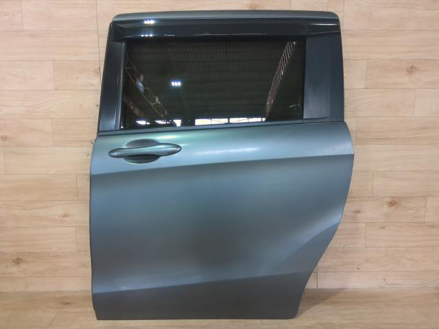 【中古】中古部品 フリード GB3 左ﾘｱﾄﾞｱ 【3310390100-260130000313400】