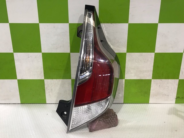 【中古】中古部品 アクア NHP10 右ﾃｰﾙﾗﾝﾌﾟ 【3330530100-000005504715500】