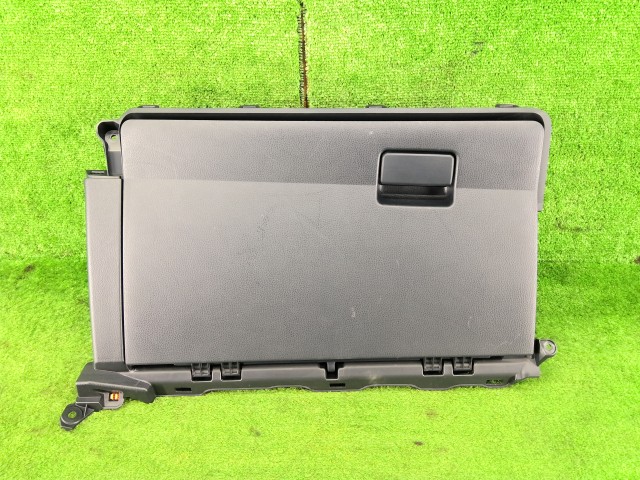【中古】中古部品 プリウス ZVW60 ｸﾞﾛｰﾌﾞBOX 【3330990100-260115000470210】