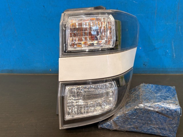【中古】中古部品 ヴェルファイア GGH20W 右ﾃｰﾙﾗﾝﾌﾟ 【3330530100-000005509215500】