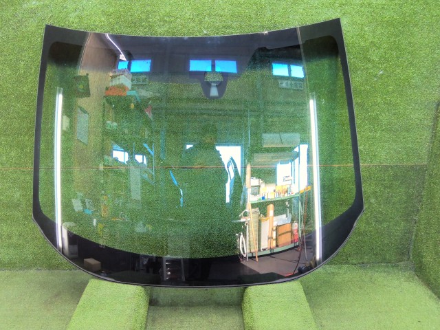 【中古】中古部品 ヴェゼル RU3 フロントウインドガラス 【3330200100-252219000011200】|e-cleマート