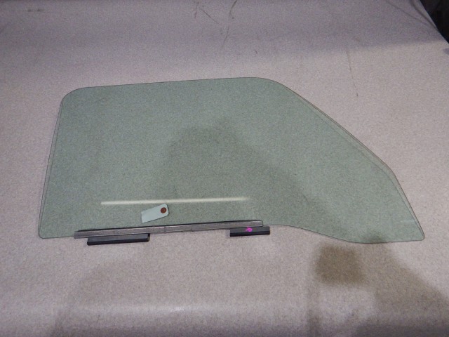 【中古】中古部品 サンバー KS4 右ﾌﾛﾝﾄﾄﾞｱｶﾞﾗｽ 【3330810100-260210000213130】