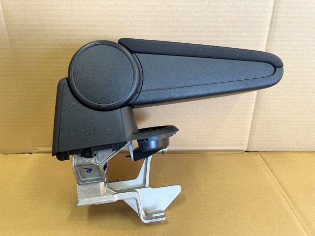 【中古】中古部品 VW ザ・ビートル 16CBZ ｱｰﾑﾚｽﾄ 【3330650100-000253020270460】