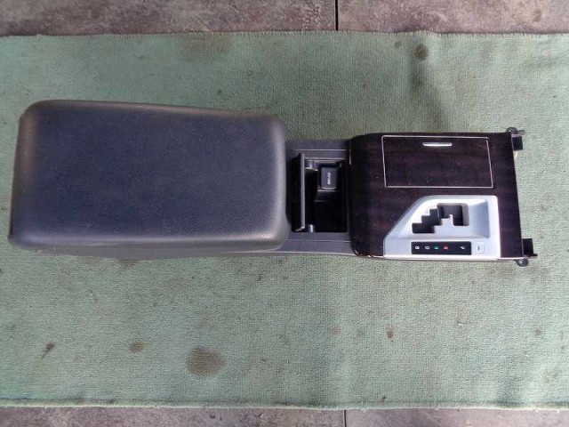 【中古】中古部品 カムリ AVV50 ｺﾝｿｰﾙﾎﾞｯｸｽ 【3340030100-100434700077101】
