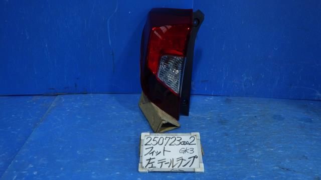 【中古】中古部品 フィット GK3 左ﾃｰﾙﾗﾝﾌﾟ 【3330340100-250723000215600】