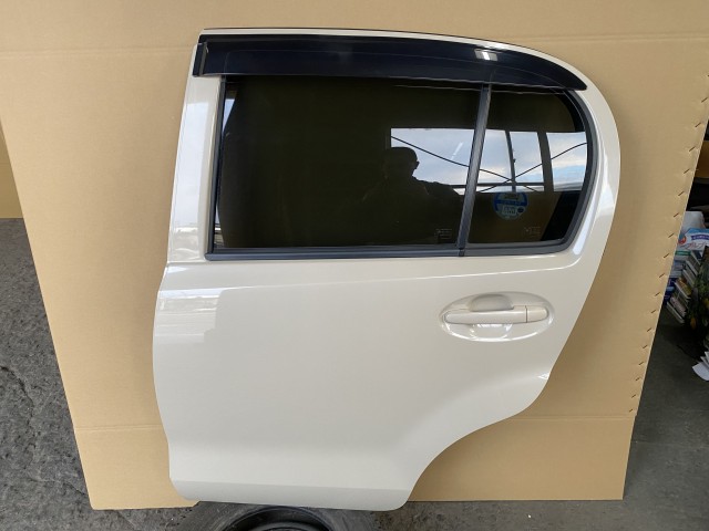 【中古】中古部品 パッソ KGC30 左ﾘｱﾄﾞｱ 【3330580100-000263001013400】