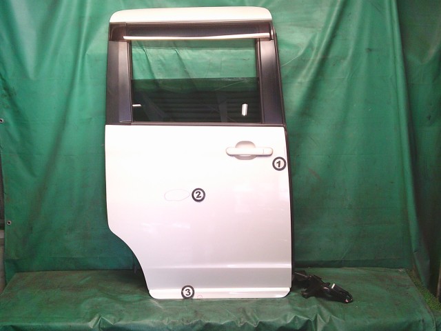 【中古】中古部品 ソリオ MA15S 右ﾘｱﾄﾞｱ 【3330990500-260217000213300】