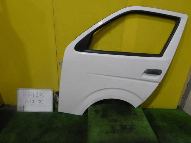 【中古】中古部品 ハイエース KDH206V 左ﾌﾛﾝﾄﾄﾞｱ 【3331010600-260205000213200】