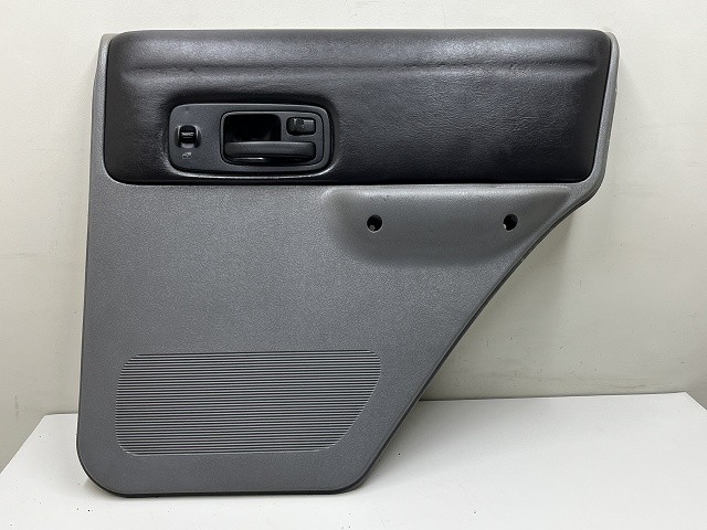 【中古】中古部品 ジープ チェロキー 7MX 右ﾘｱﾄﾞｱﾄﾘﾑ 【3310070100-000083002413350】