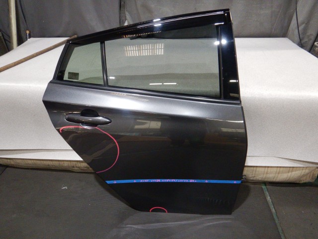 【中古】中古部品 プリウス ZVW52 右ﾘｱﾄﾞｱ 【3330810100-260217000213300】