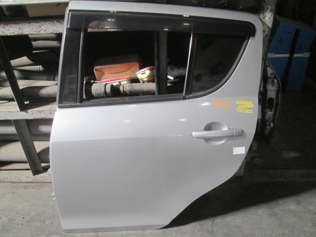 【中古】中古部品 スイフト ZC72S 左ﾘｱﾄﾞｱ 【3310160100-000004448413400】