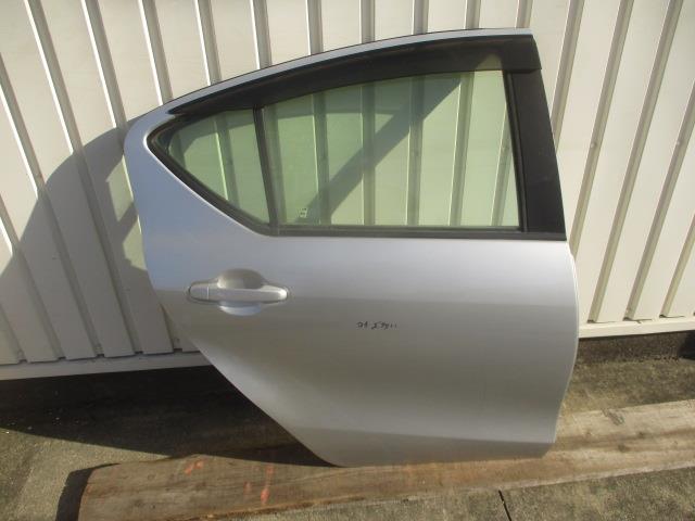 【中古】中古部品 アクア NHP10 右ﾘｱﾄﾞｱ 【3310190100-000255012113300】