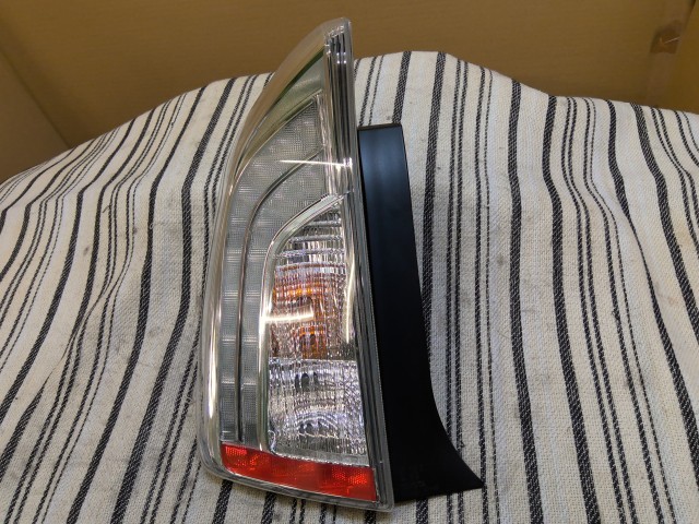 【中古】中古部品 プリウス ZVW35 左ﾃｰﾙﾗﾝﾌﾟ 【3310540000-000026032115600】 17,186円
