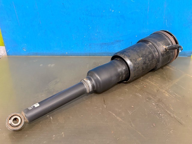 【中古】中古部品 レクサス LS USF40 左ﾘｱｽﾄﾗｯﾄ 【3330530100-000005513950410】