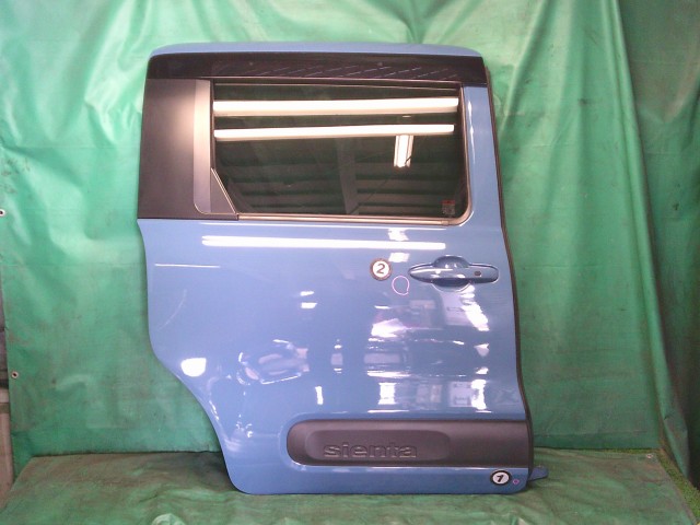 【中古】中古部品 シエンタ MXPL10G 右ﾘｱﾄﾞｱ 【3330990500-260224000113300】