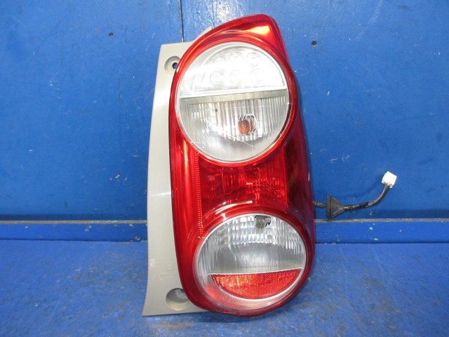 【中古】中古部品 パッソ KGC30 右ﾃｰﾙﾗﾝﾌﾟ 【3310270100-000015230215500】